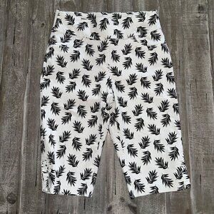 Hearts Of Palm Womens Capri Pants Size 8 White Black Palm Print Stretch Tropical